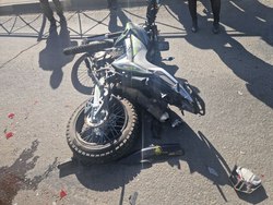 Мотоциклистка попала в больницу после ДТП с двумя легковушками