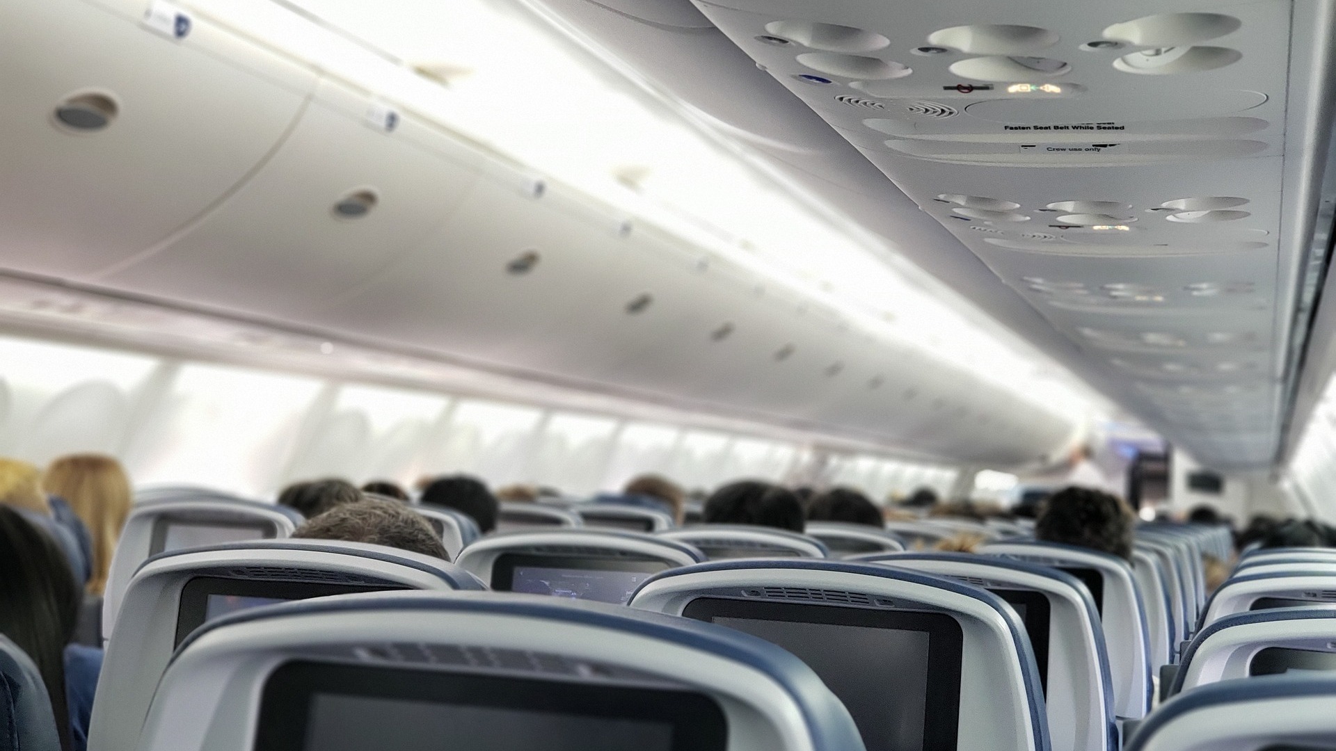 Пассажир рейса Ереван  Москва пытался открыть дверь в самолете