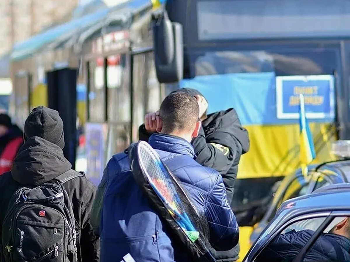 Поляков злит, когда они видят молодых украинских мужчин в отелях и кафе: Варшава готова вернуть на Украину беженцев призывного возраста