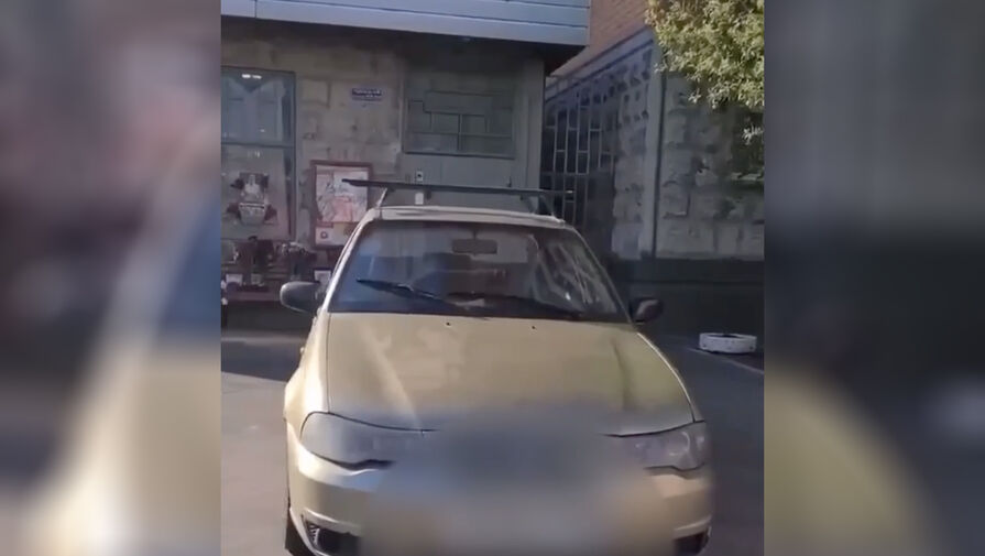 Жители Люблино возмутились припаркованному у мемориала байкеру автомобилю