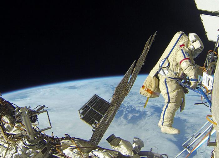 В четверг российские космонавты провели в открытом космосе почти 5 часов