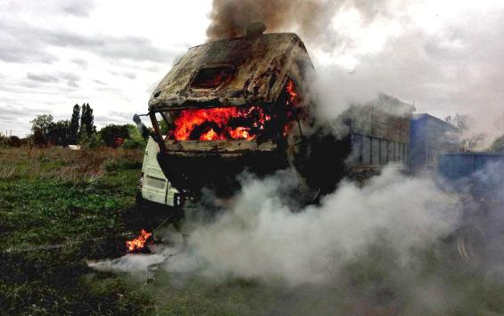 В Курской области в результате атаки ВСУ сгорели два автомобиля