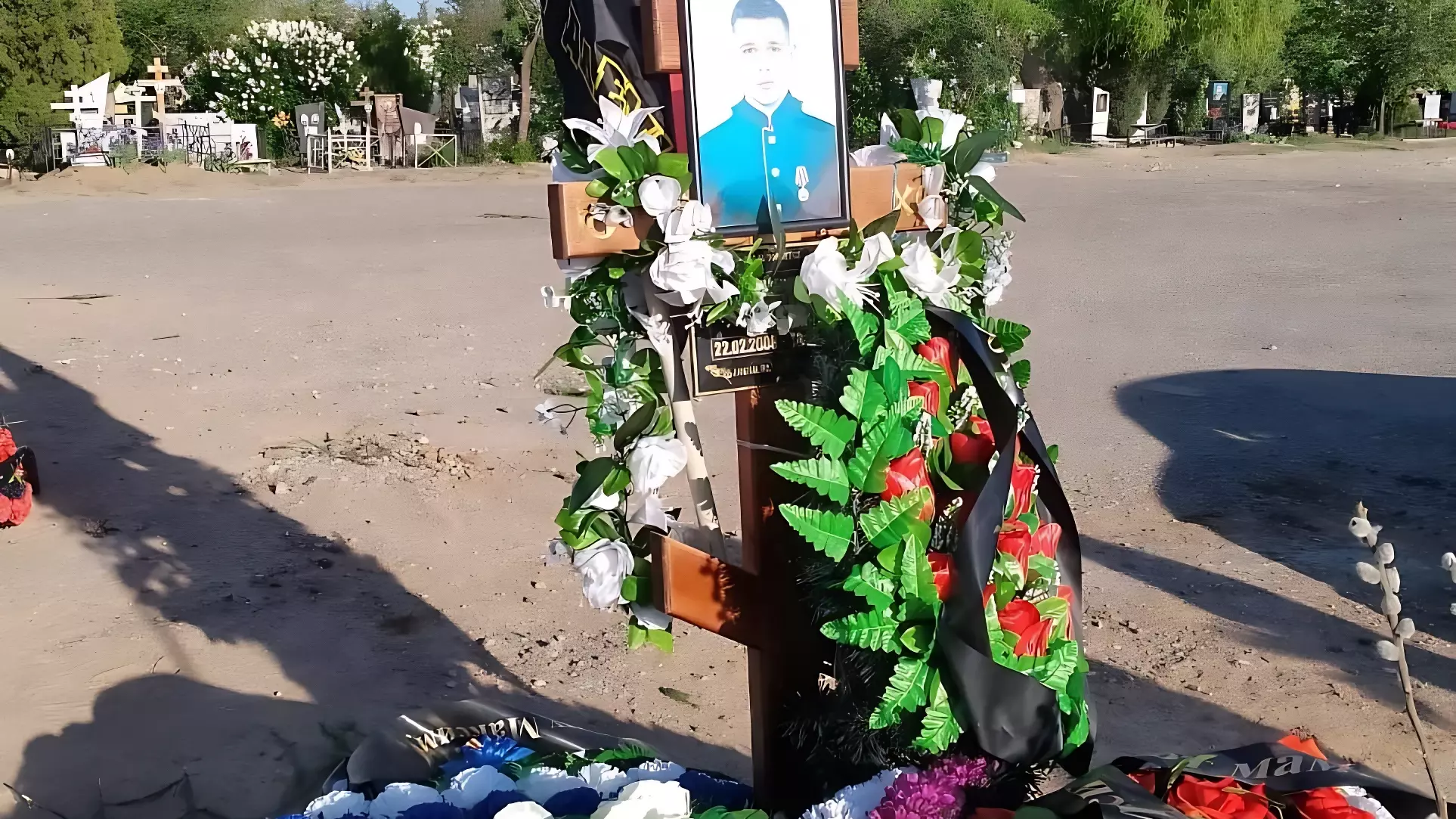 Парень и девушка сломали кресты на могилах участников СВО в Волгограде